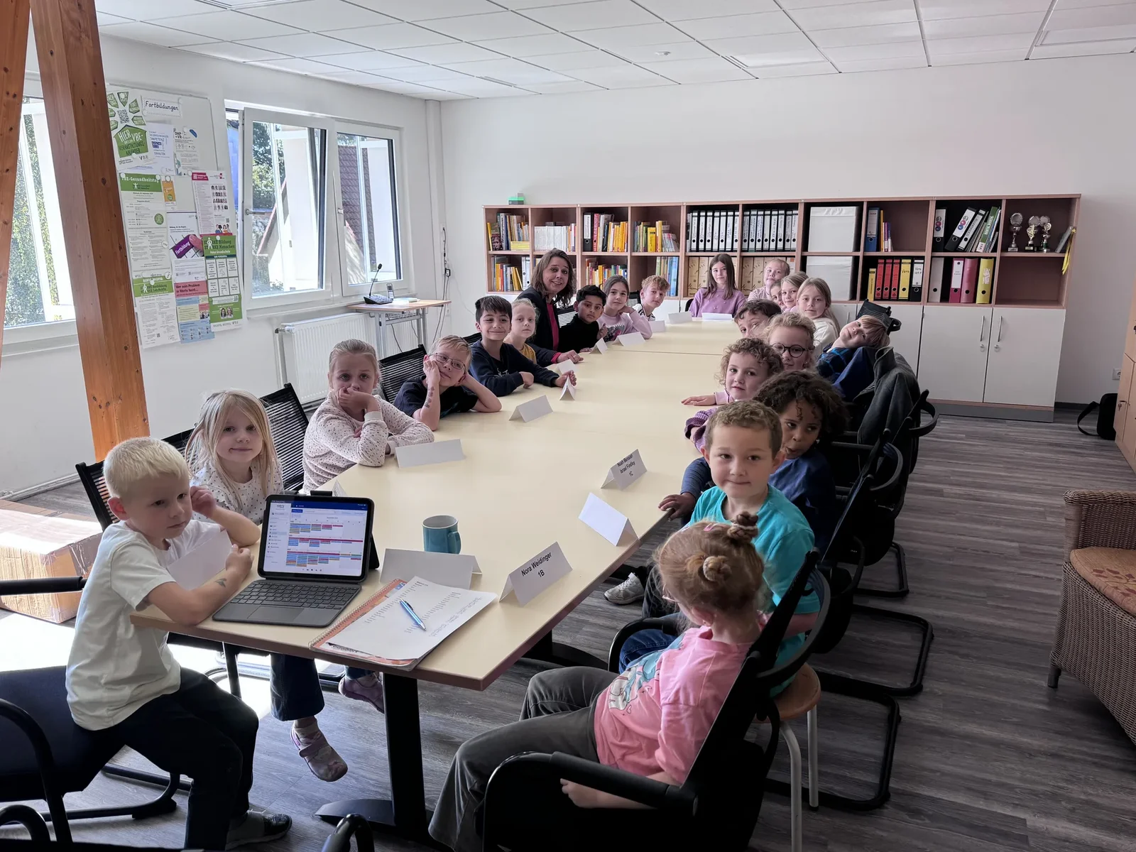 Kinderparlament der Grundschule Lotte sitzt gemeinsam am Besprechungstisch.