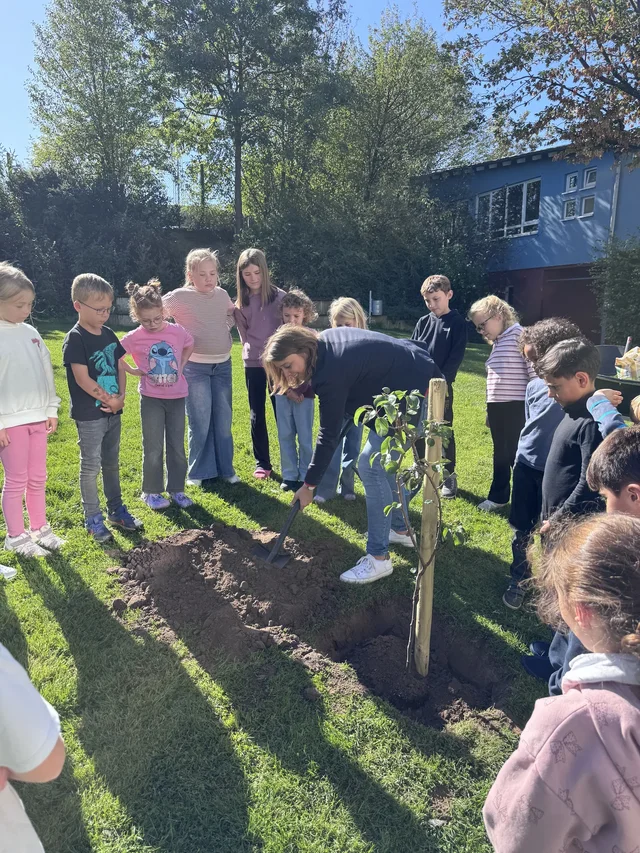 Gruppe des Kinderparlaments auf der Schulwiese am Birnbaum.