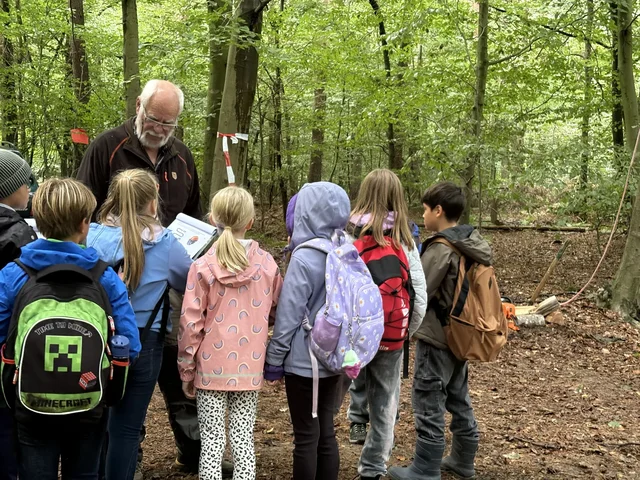 Gruppe von Kindern und Erwachsenen bei den Waldjugendspielen.