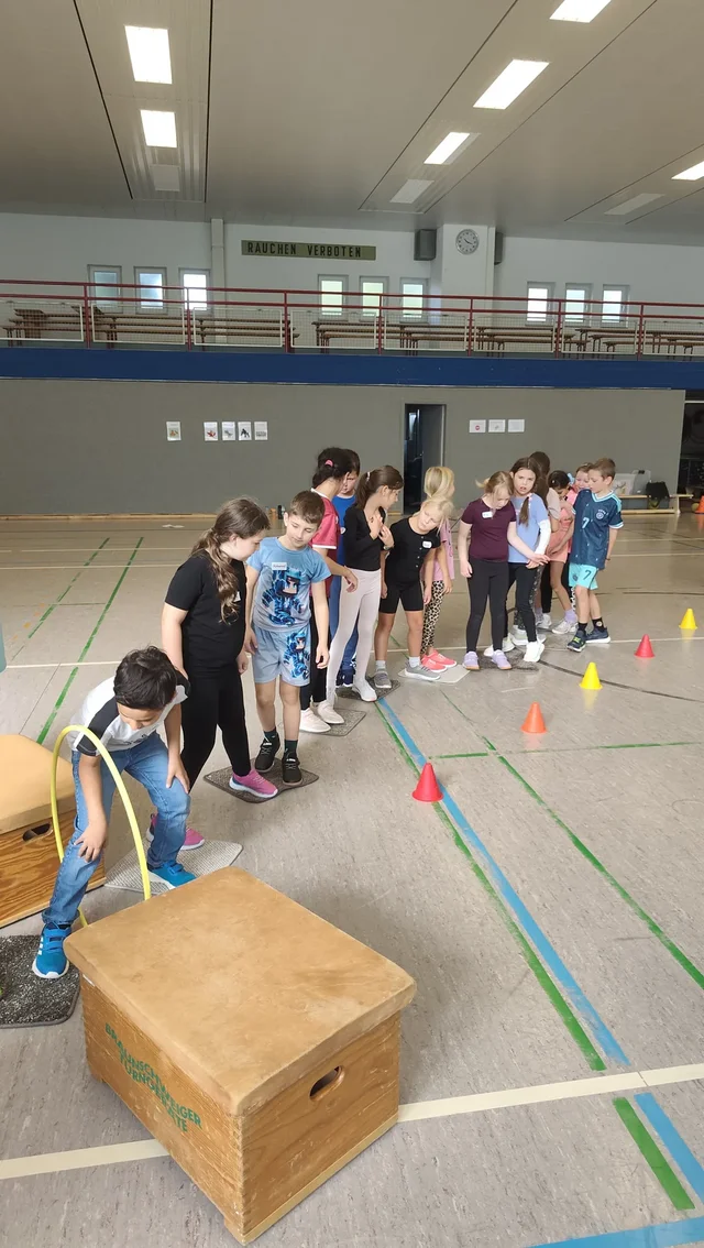 Kinder spielen gemeinsam bei einem Teambuilding-Projekttag.
