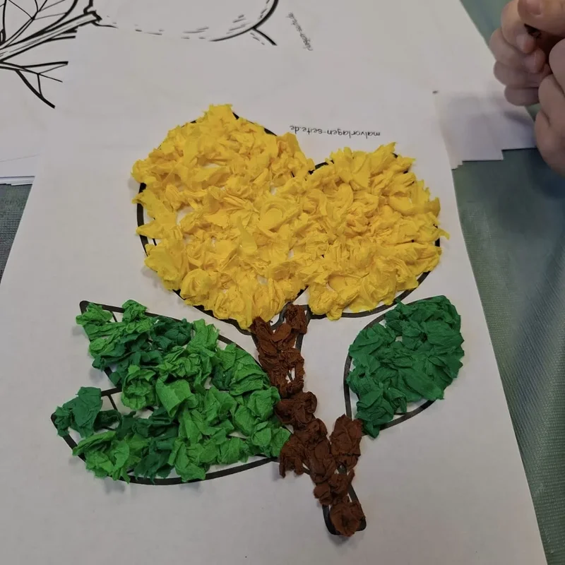 Gelbes und grünes Mosaikbild aus der OGS-Kreativwoche.