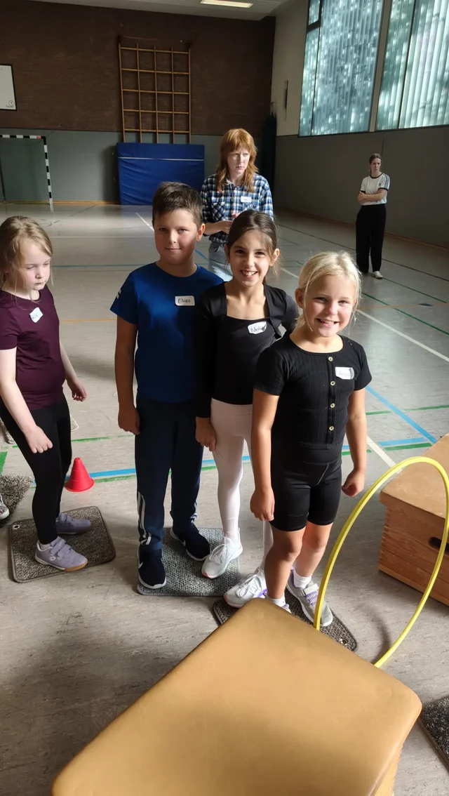 Kinder stimmen sich bei einer Teambuilding-Übung ab.