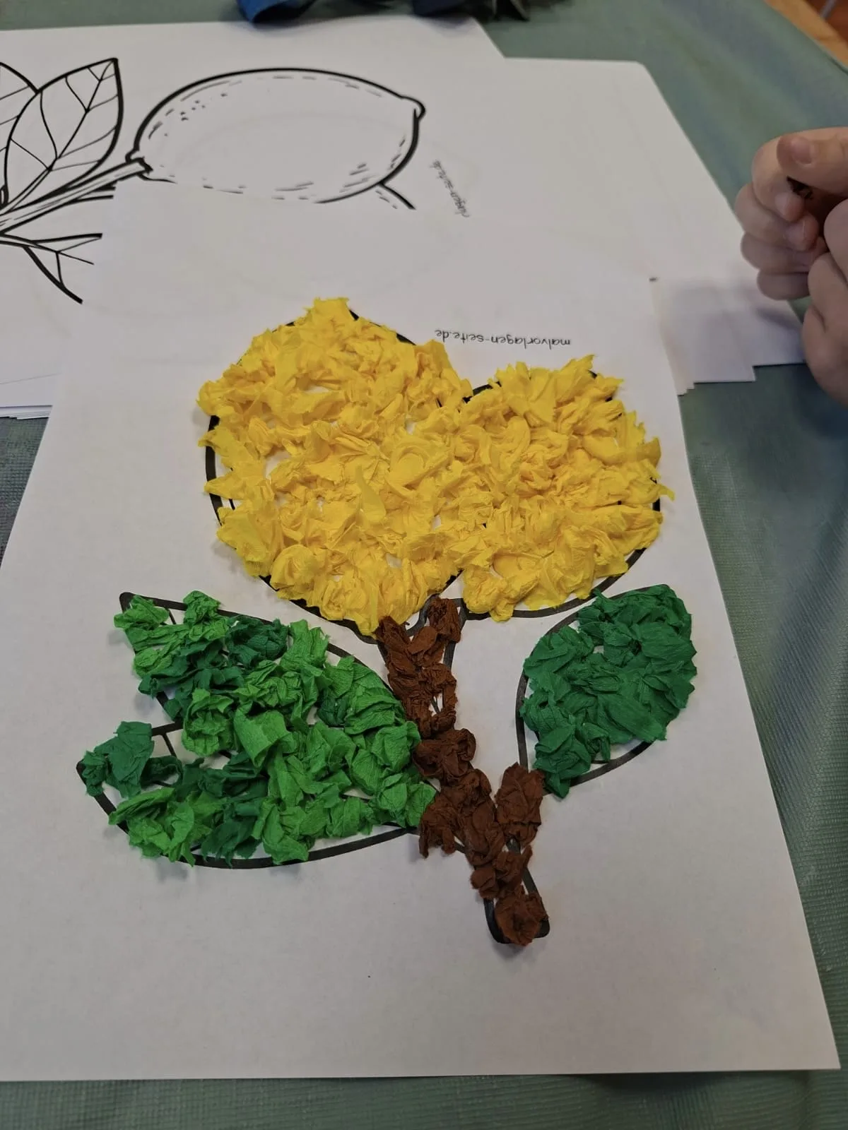Gelbes und grünes Mosaikbild aus der OGS-Kreativwoche.